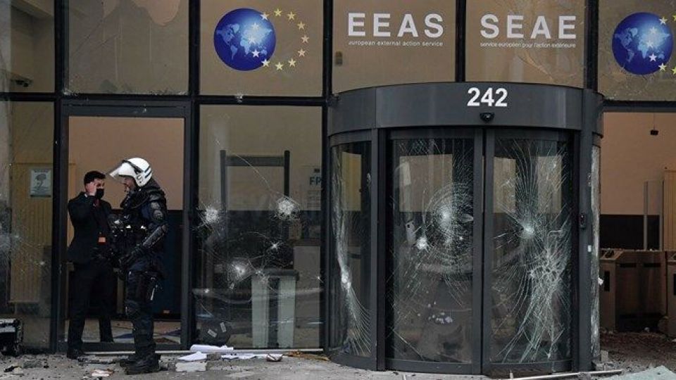 آتش زدن پرچم و تخریب دفتر اتحادیه اروپا در بروکسل از سوی معترضان