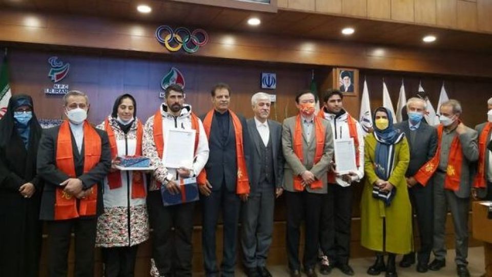 رونمایی از لباس ایران در المپیک زمستانی ۲۰۲۲ / عاطفه احمدی و ستار صید پرچمدار شدند