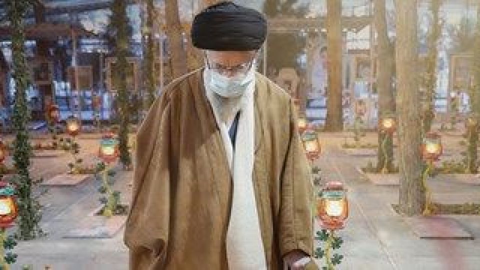 فیلم | لحظاتی از حضور رهبر انقلاب در بهشت زهرا و زیارت مزار شهیدان