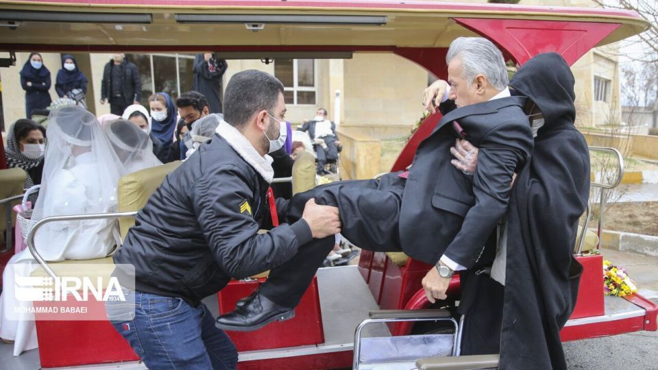 ازدواج «فرهاد» و «عزیزه» در آسایشگاه کهریزک