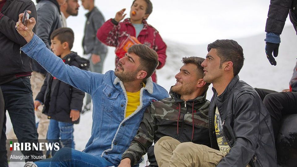 تفریحات زمستانی مردم در پیست اسکی اراک