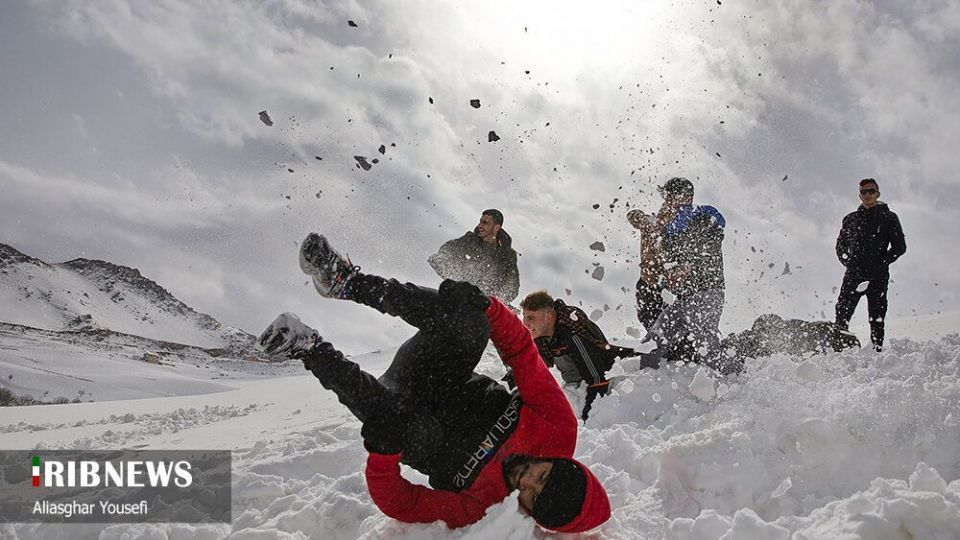 تفریحات زمستانی مردم در پیست اسکی اراک