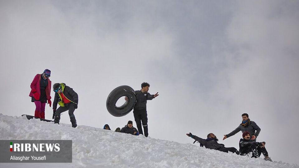 تفریحات زمستانی مردم در پیست اسکی اراک