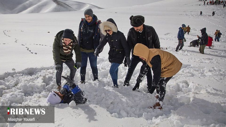تفریحات زمستانی مردم در پیست اسکی اراک