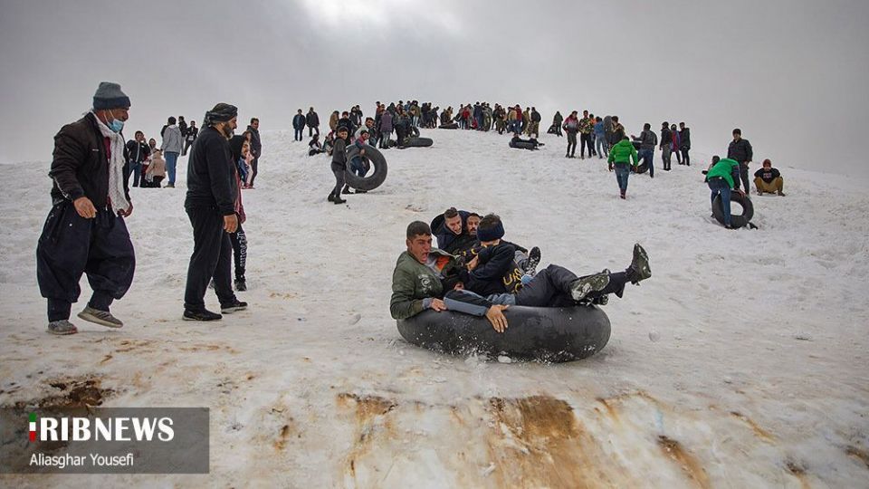تفریحات زمستانی مردم در پیست اسکی اراک