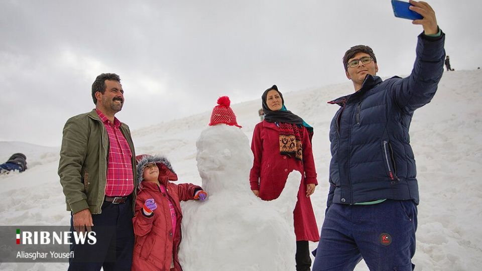 تفریحات زمستانی مردم در پیست اسکی اراک