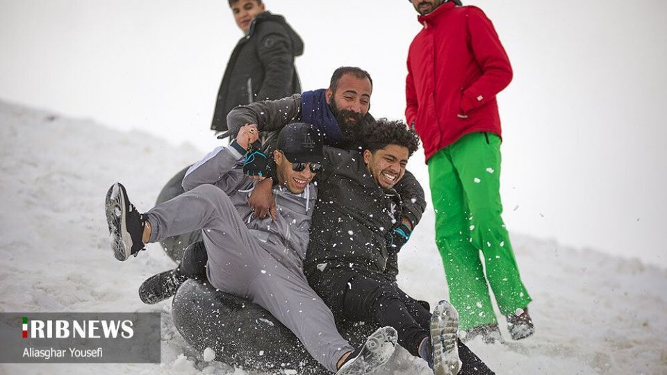 تفریحات زمستانی مردم در پیست اسکی اراک