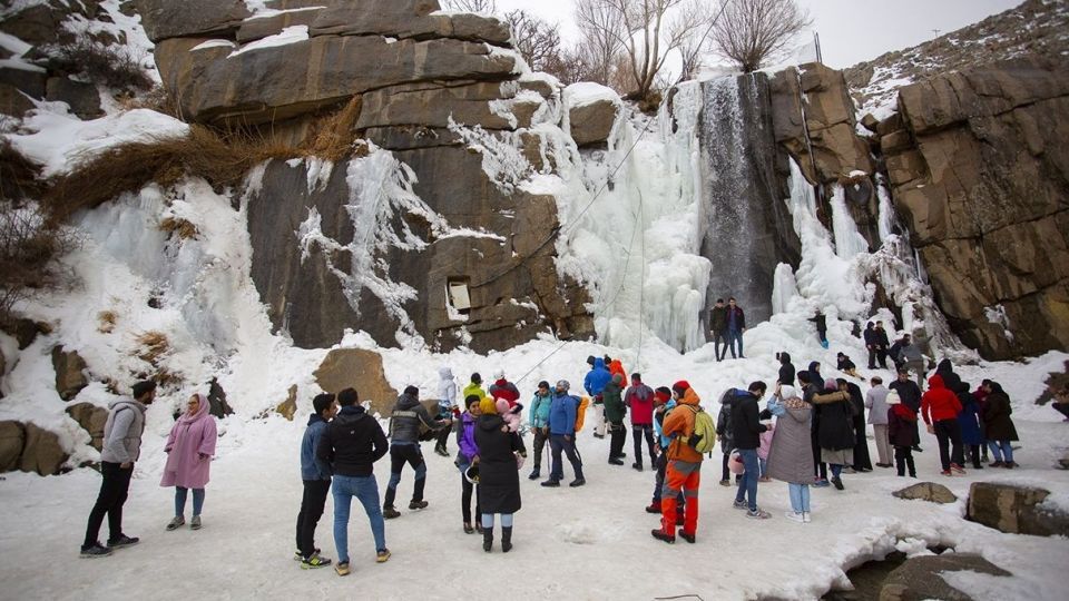 یخ نوردی در آبشار گنجنامه همدان