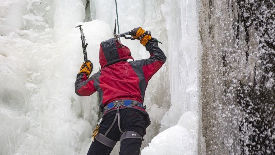 یخ نوردی در آبشار گنجنامه همدان