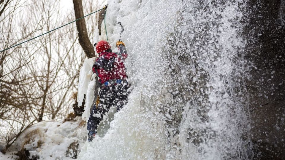 یخ نوردی در آبشار گنجنامه همدان
