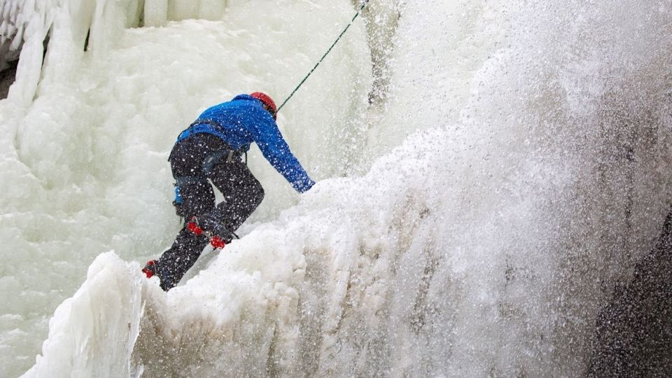 یخ نوردی در آبشار گنجنامه همدان
