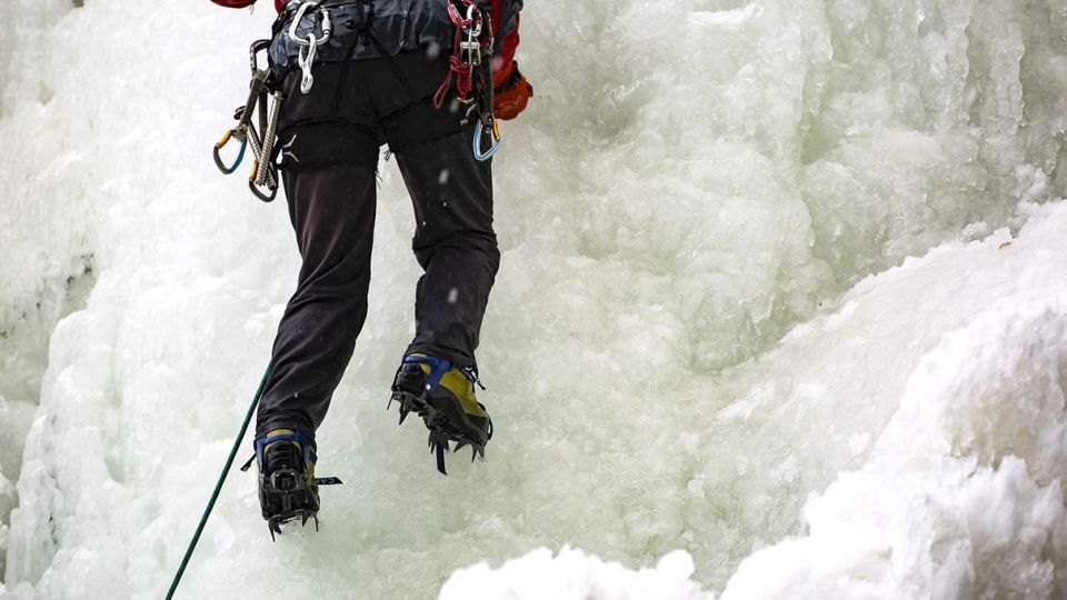 یخ نوردی در آبشار گنجنامه همدان