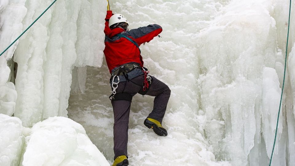 یخ نوردی در آبشار گنجنامه همدان