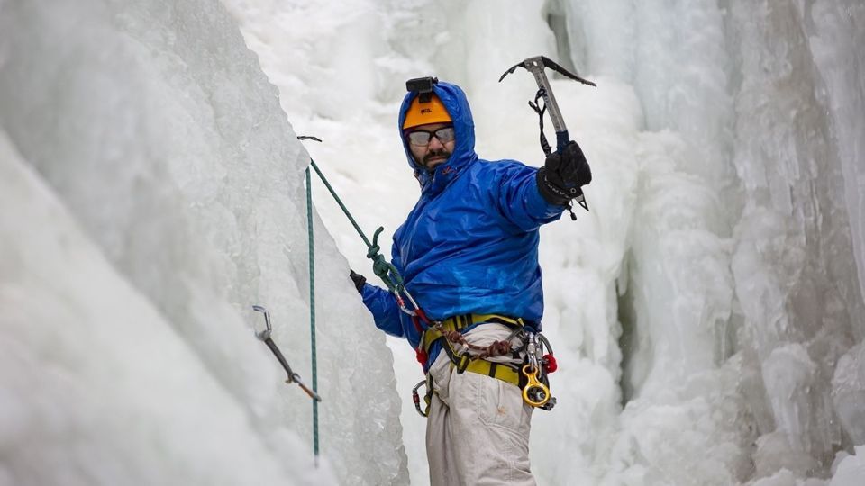 یخ نوردی در آبشار گنجنامه همدان