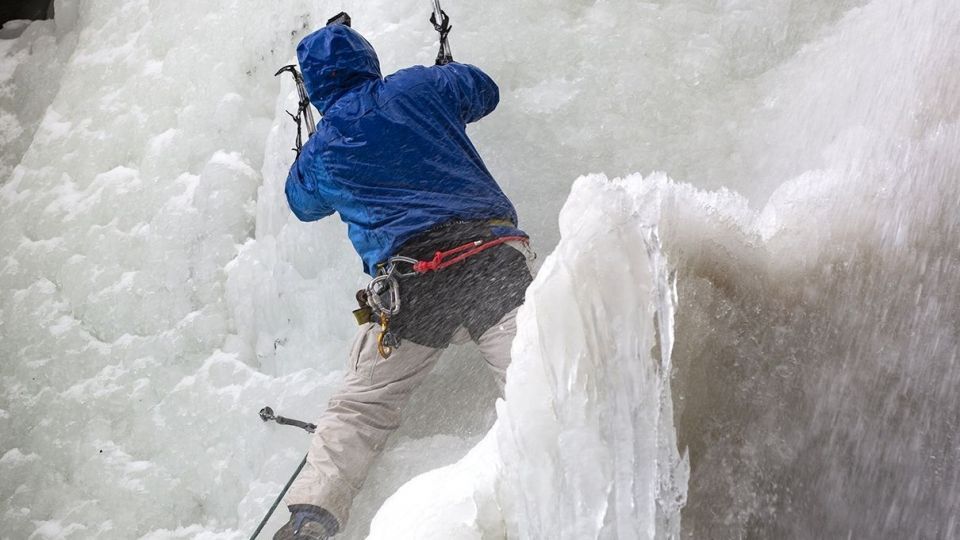 یخ نوردی در آبشار گنجنامه همدان