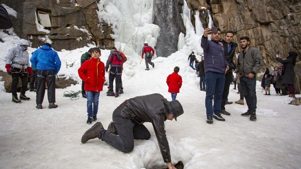 یخ نوردی در آبشار گنجنامه همدان