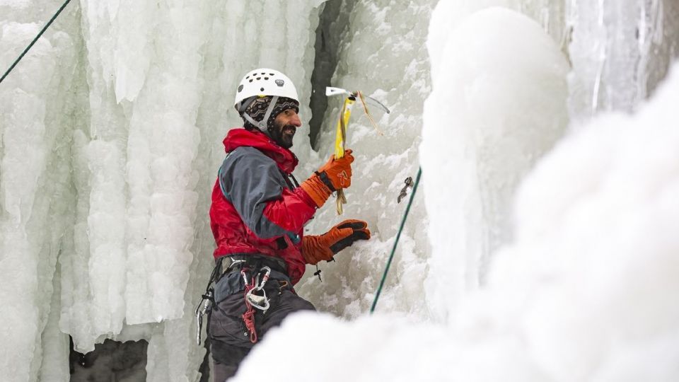 یخ نوردی در آبشار گنجنامه همدان