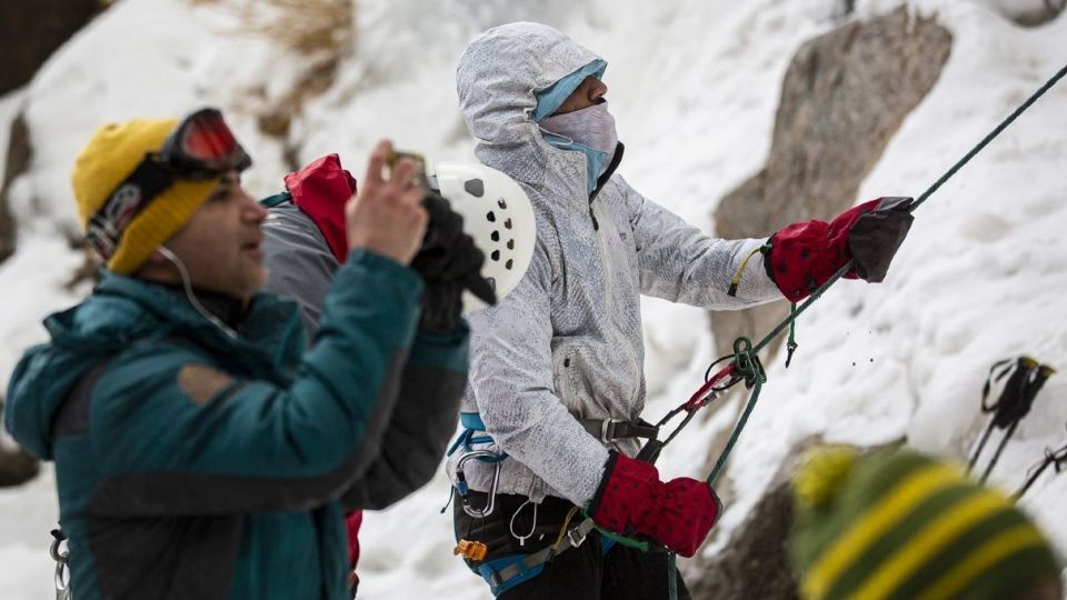 یخ نوردی در آبشار گنجنامه همدان