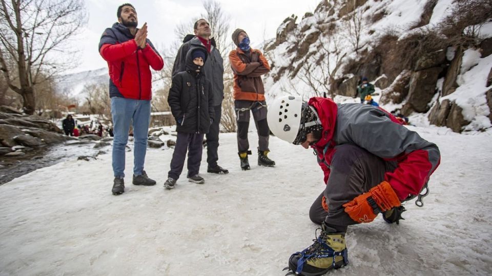 یخ نوردی در آبشار گنجنامه همدان