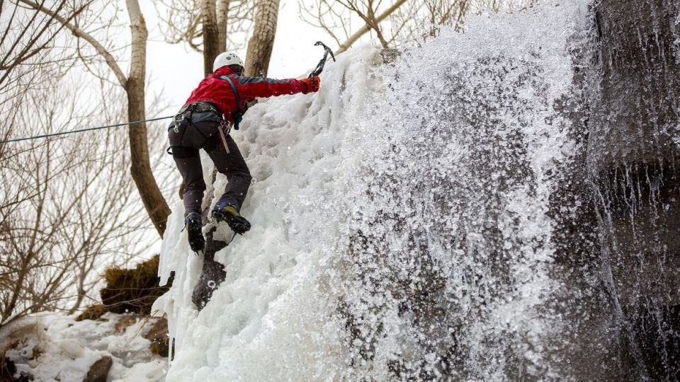 یخ نوردی در آبشار گنجنامه همدان