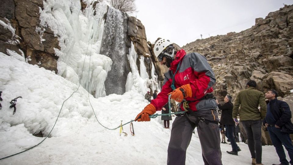 یخ نوردی در آبشار گنجنامه همدان