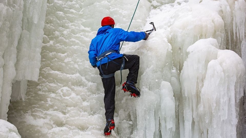 یخ نوردی در آبشار گنجنامه همدان