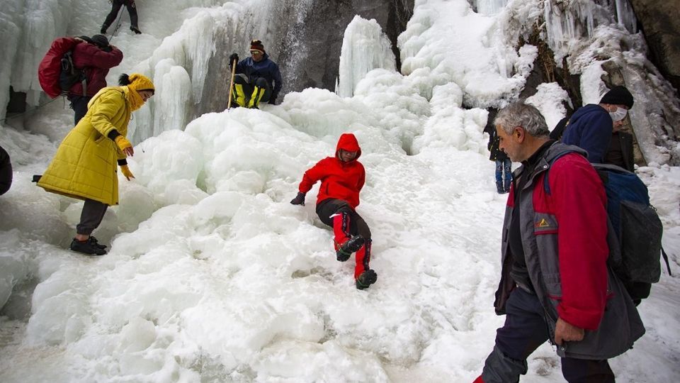 یخ نوردی در آبشار گنجنامه همدان