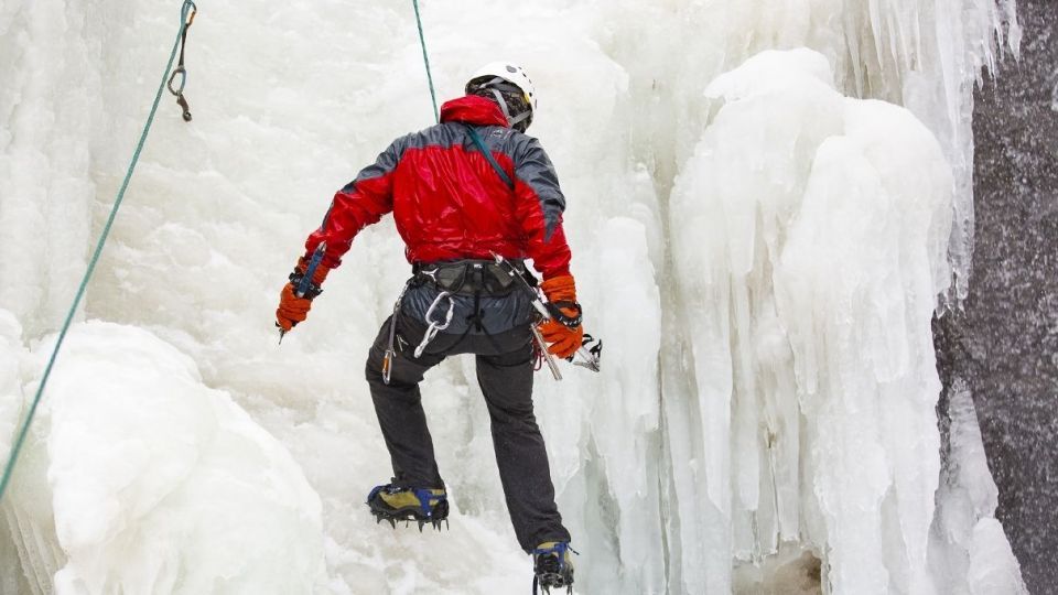 یخ نوردی در آبشار گنجنامه همدان