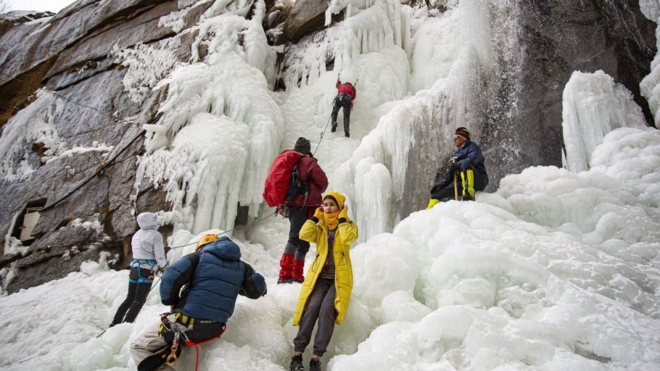 یخ نوردی در آبشار گنجنامه همدان