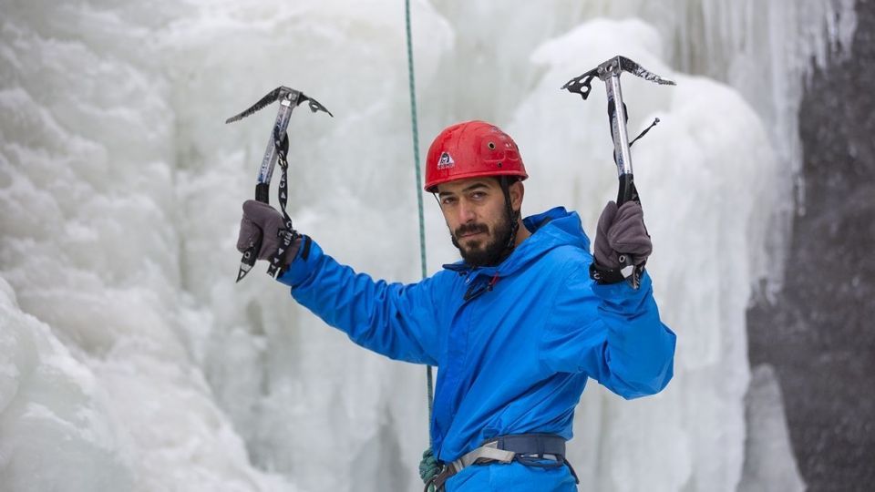 یخ نوردی در آبشار گنجنامه همدان