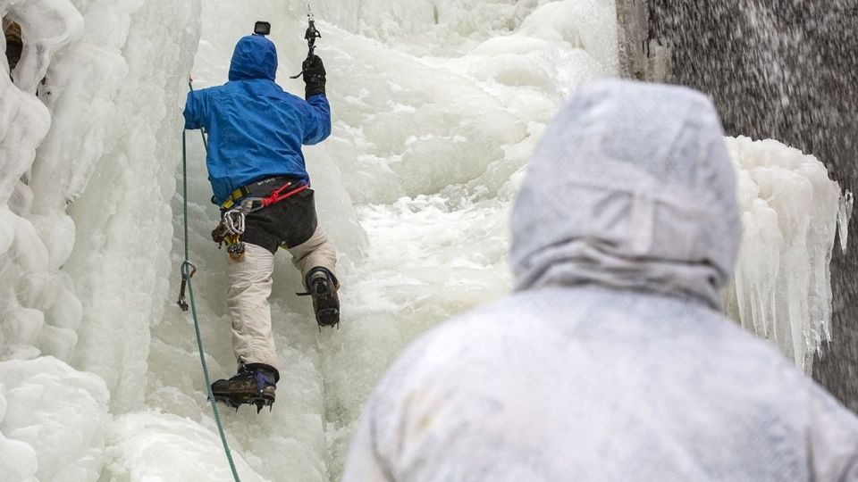 یخ نوردی در آبشار گنجنامه همدان