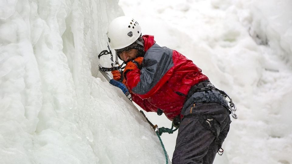 یخ نوردی در آبشار گنجنامه همدان