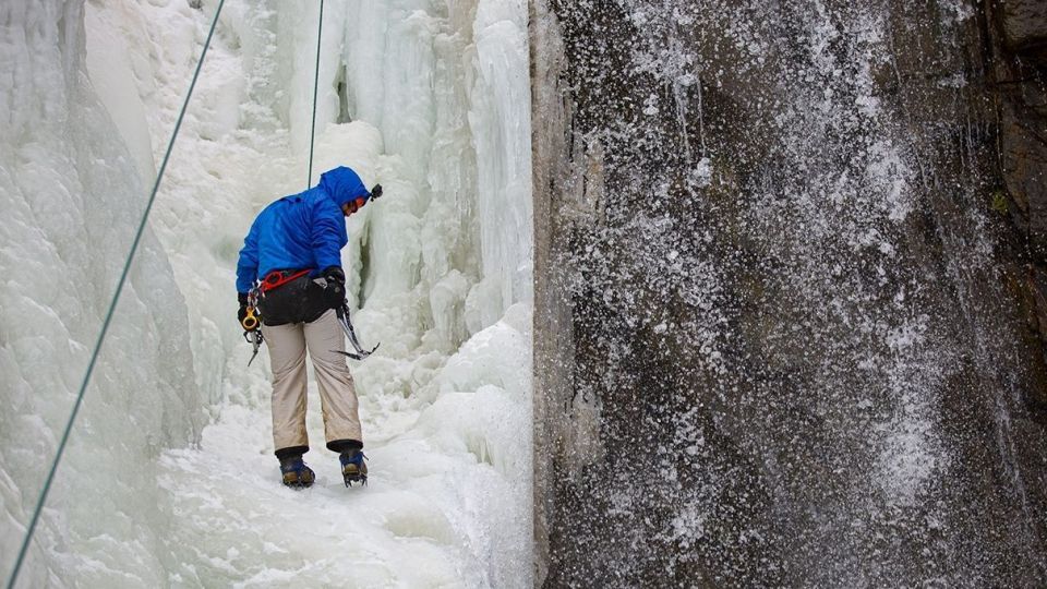 یخ نوردی در آبشار گنجنامه همدان