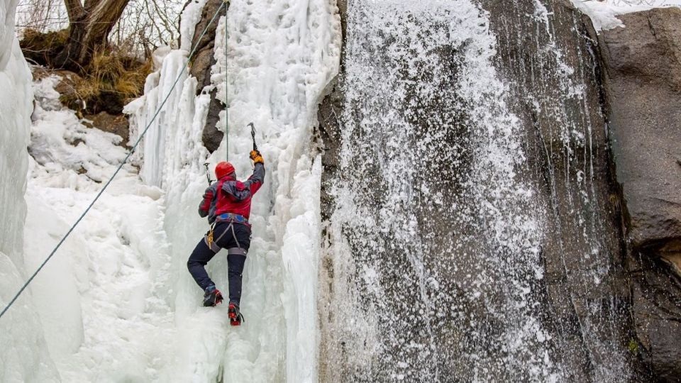 یخ نوردی در آبشار گنجنامه همدان