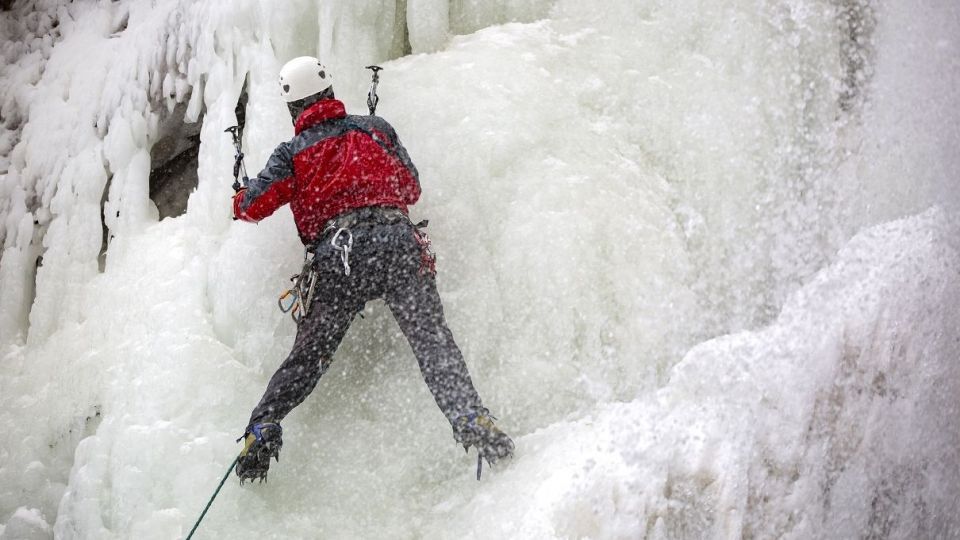 یخ نوردی در آبشار گنجنامه همدان