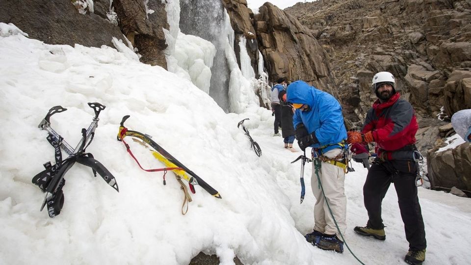 یخ نوردی در آبشار گنجنامه همدان