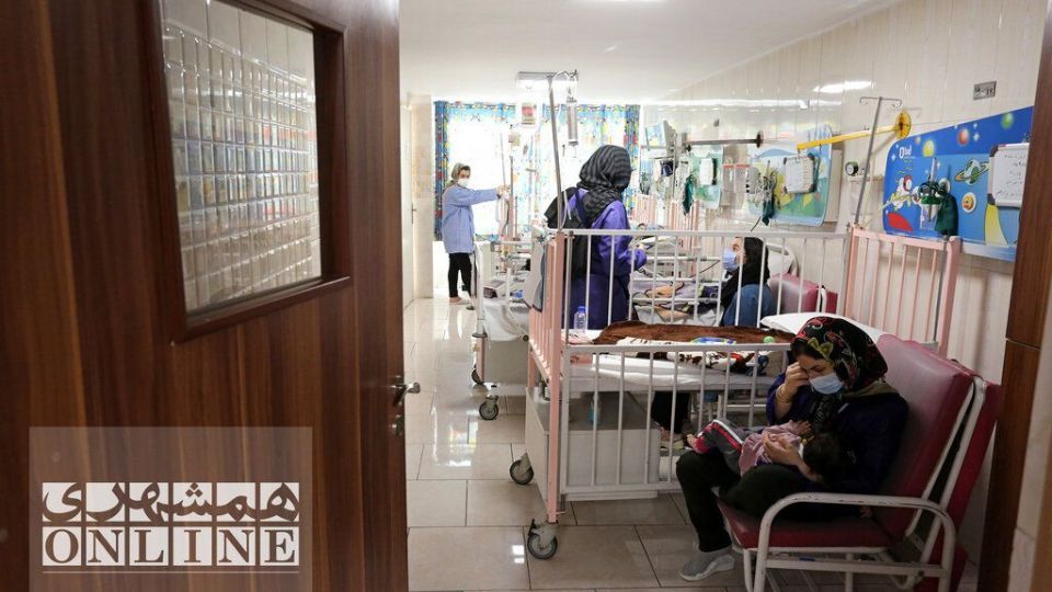 در جست و جوی تخت خالی برای فرزند بیمار | اورژانس شلوغ بیمارستان کودکان مفید