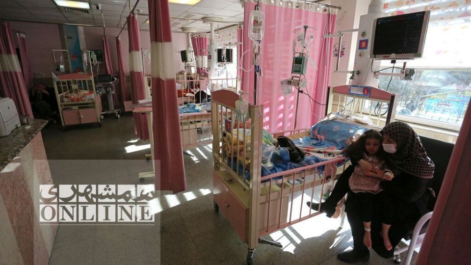 در جست و جوی تخت خالی برای فرزند بیمار | اورژانس شلوغ بیمارستان کودکان مفید