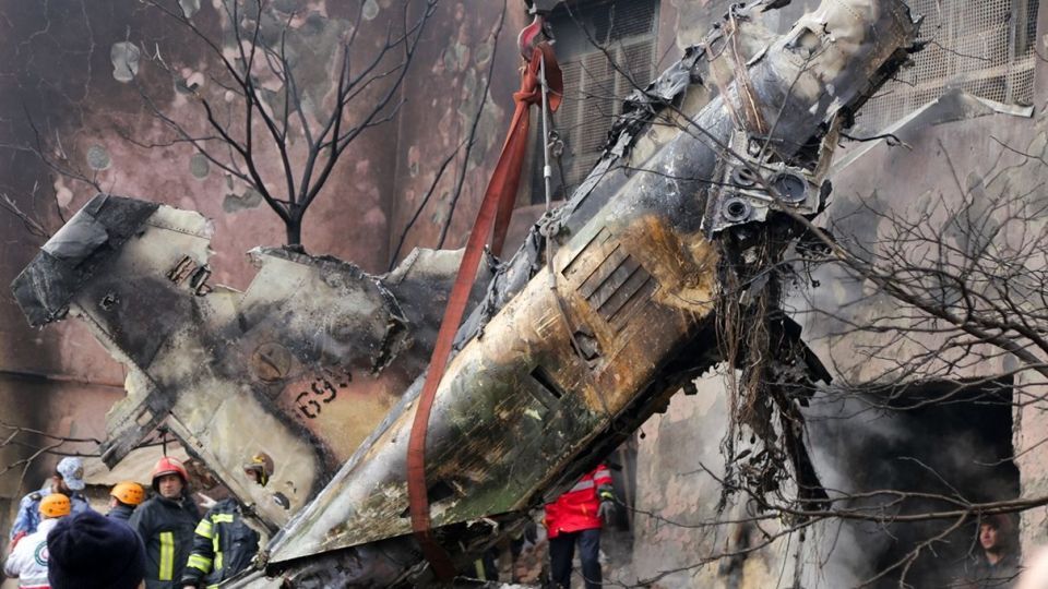 تصاویری از بقایای جنگنده ای که در تبریز سقوط کرد