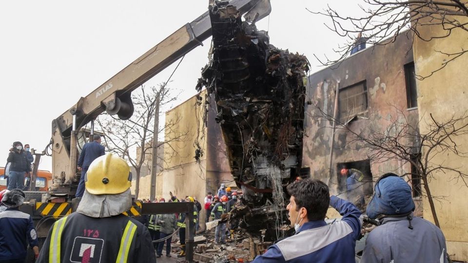 تصاویری از بقایای جنگنده ای که در تبریز سقوط کرد