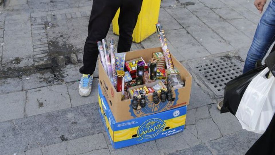 فروش ترقه، نارنجک، موشک و همه لوازم ممنوعه چهارشنبه‌سوری، کنار خیابان!