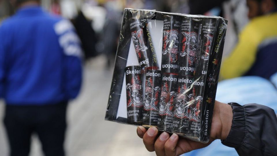 فروش ترقه، نارنجک، موشک و همه لوازم ممنوعه چهارشنبه‌سوری، کنار خیابان!