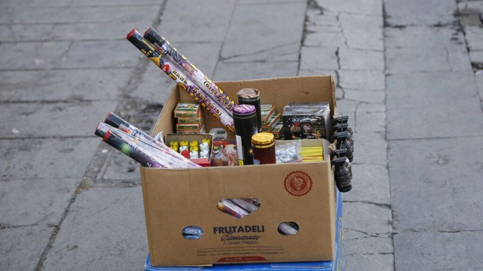 فروش ترقه، نارنجک، موشک و همه لوازم ممنوعه چهارشنبه‌سوری، کنار خیابان!