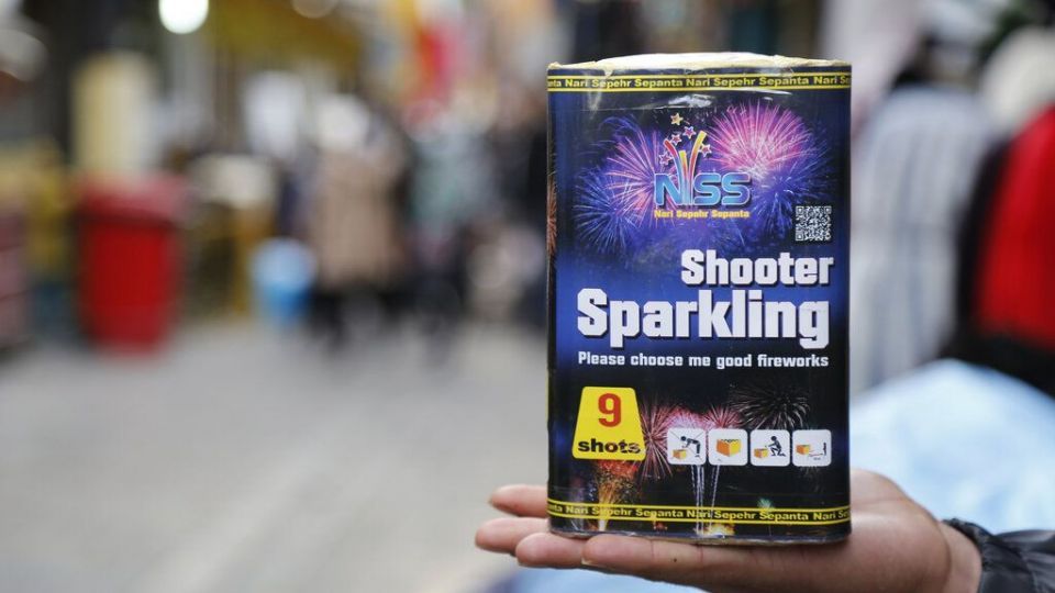 فروش ترقه، نارنجک، موشک و همه لوازم ممنوعه چهارشنبه‌سوری، کنار خیابان!