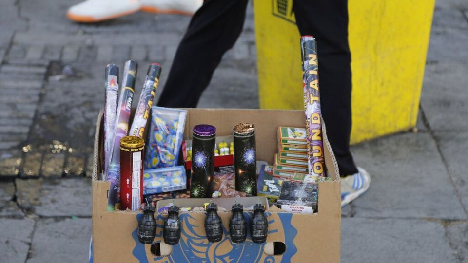 فروش ترقه، نارنجک، موشک و همه لوازم ممنوعه چهارشنبه‌سوری، کنار خیابان!