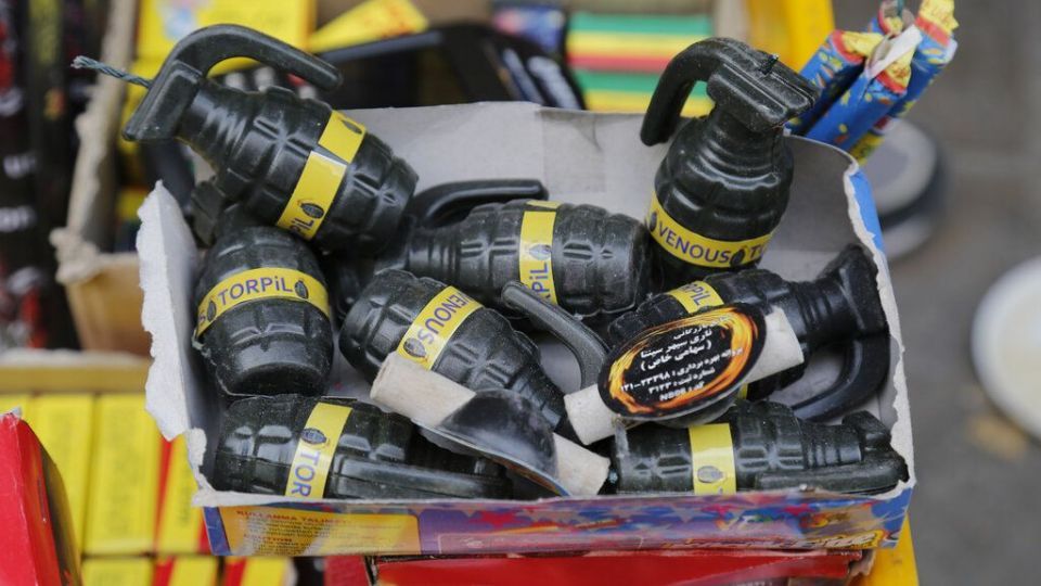 فروش ترقه، نارنجک، موشک و همه لوازم ممنوعه چهارشنبه‌سوری، کنار خیابان!