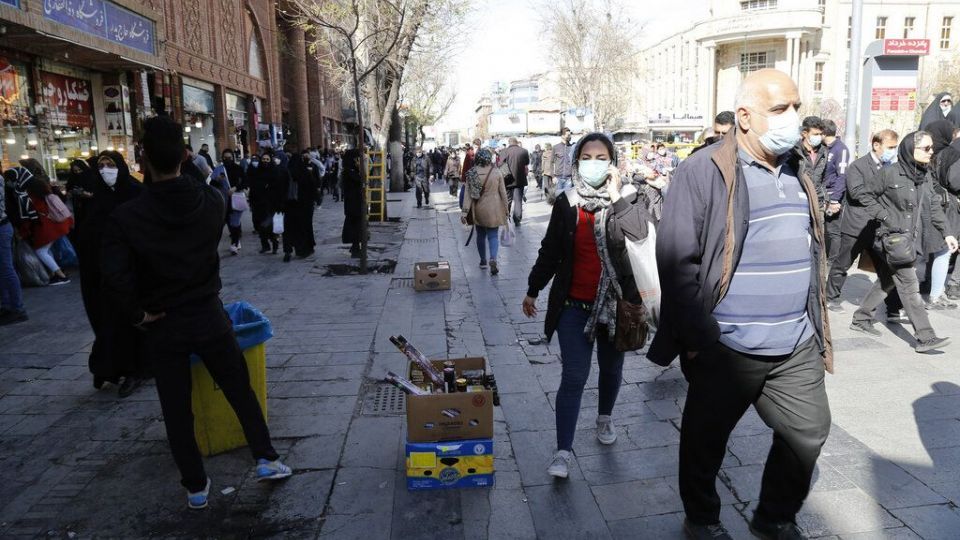 فروش ترقه، نارنجک، موشک و همه لوازم ممنوعه چهارشنبه‌سوری، کنار خیابان!