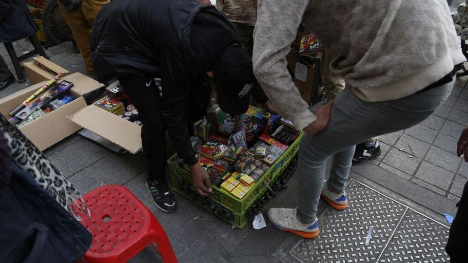 فروش ترقه، نارنجک، موشک و همه لوازم ممنوعه چهارشنبه‌سوری، کنار خیابان!