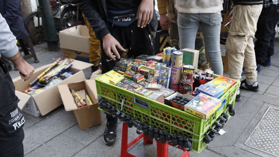 فروش ترقه، نارنجک، موشک و همه لوازم ممنوعه چهارشنبه‌سوری، کنار خیابان!