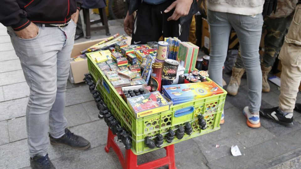 فروش ترقه، نارنجک، موشک و همه لوازم ممنوعه چهارشنبه‌سوری، کنار خیابان!